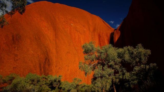 地元先住民にとっては聖なる存在のウルル。登山の是非をめぐる議論が繰り返されてきた