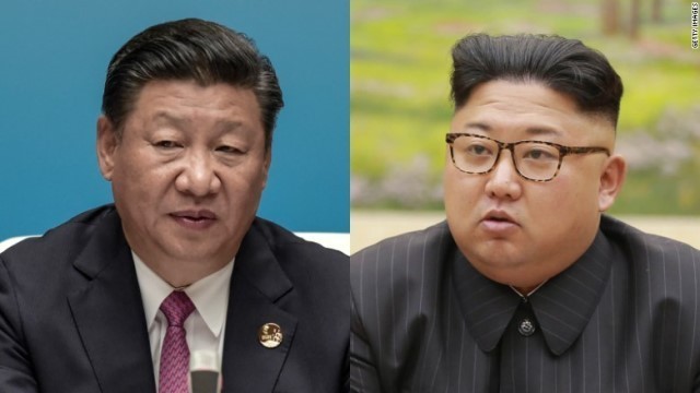 習近平国家主席（左）が金正恩氏に中朝関係の促進に向けて努力する考えを伝えた