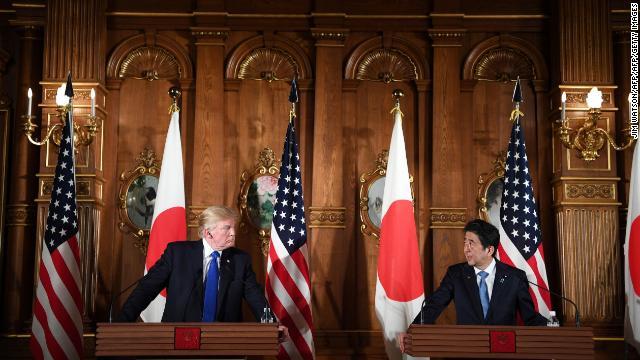 会談後の共同記者会見に臨むトランプ米大統領（左）と安倍首相