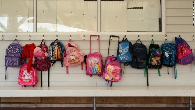 フロリダ州マイアミの私立学校では、生徒が背負うバックパックに入れて使用する防弾パネルを販売している