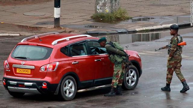 車両の確認を行う兵士