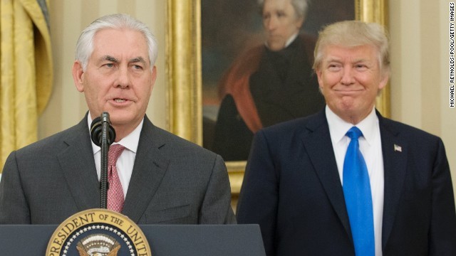 国務省のティラーソン長官（左）とトランプ大統領