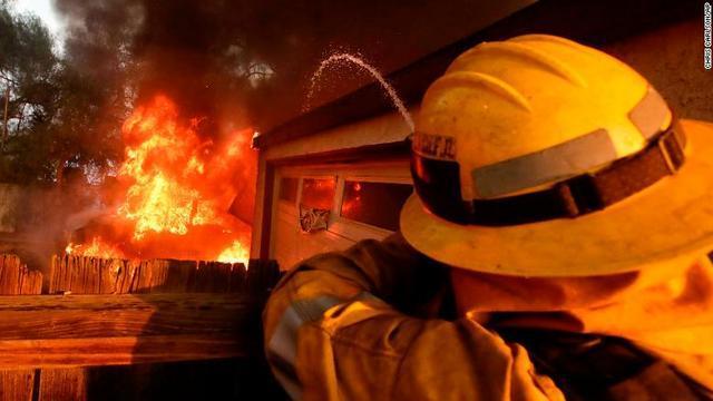 米カリフォルニア州で猛威を振るう山火事。新たに２つの火災が発生した