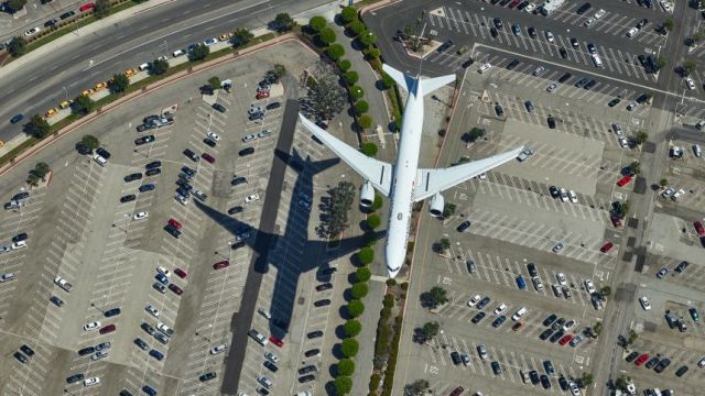 ロサンゼルス国際空港の上空から、真下を飛行する航空機を撮る