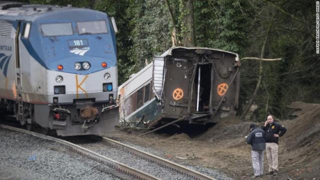 脱線したアムトラックの列車