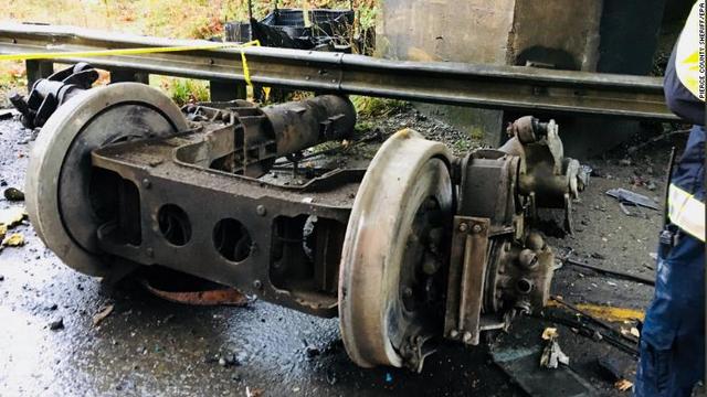 事故現場には列車の残骸の一部が見られる