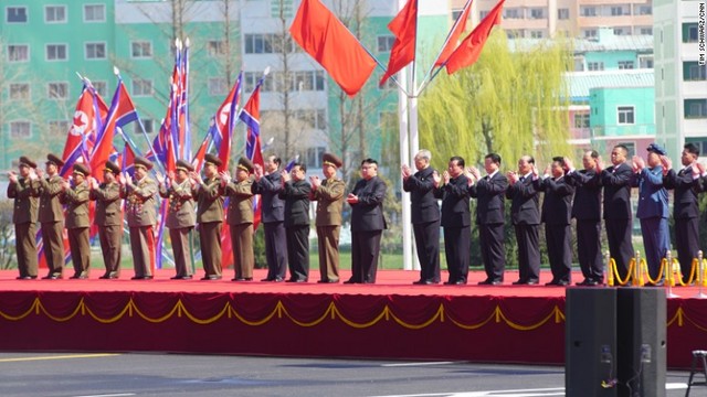 住宅団地の正式開設を祝うため姿を見せた金正恩（キムジョンウン）朝鮮労働党委員長＝４月１３日、平壌