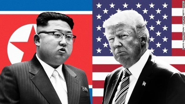 金正恩氏（左）とトランプ氏