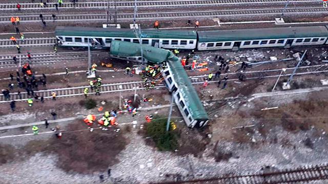 ミラノ近郊で列車が脱線