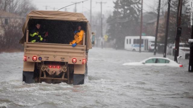 米北東部が暴風雨に襲われ、停電などの被害が出ている