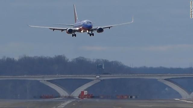 旅客機が着陸時に乱気流に見舞われた