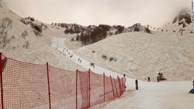 スキー場がオレンジ色の雪に包まれた