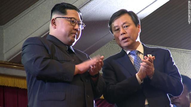 韓国芸術団による公演を観覧する金正恩氏