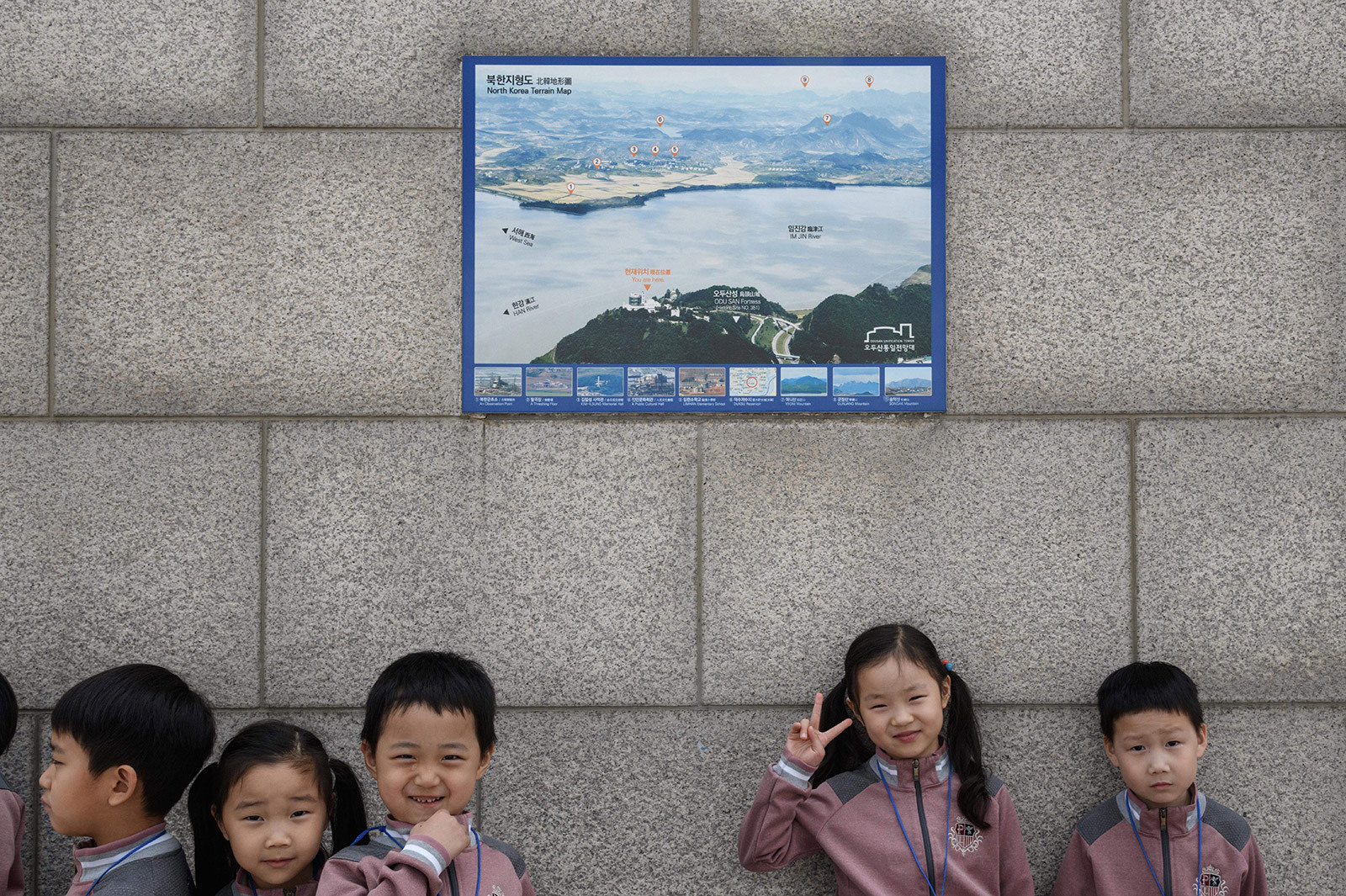 韓国・坡州(パジュ)の展望台に飾られた北朝鮮の景色を説明するパネル