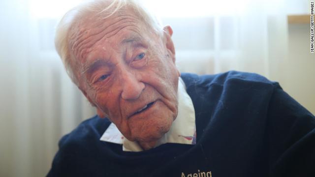 安楽死を２日後に控え、インタビューを受ける１０４歳のグッダルさん