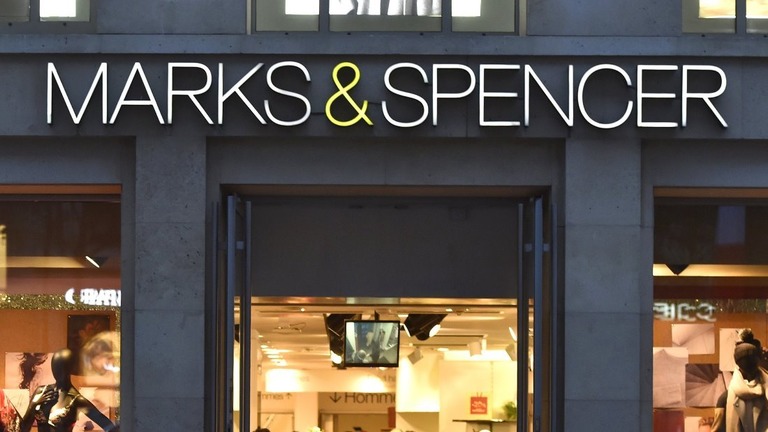 マークス・アンド・スペンサーが英国で１００店舗を閉鎖する＝AFP/Getty Images