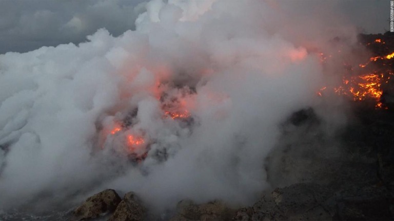 キラウエア火山は２２日午前、再び山頂で爆発的噴火を起こした