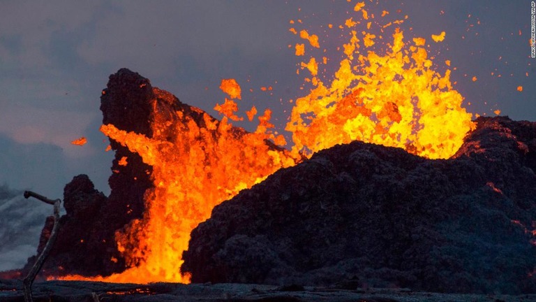 キラウエア火山の噴火で 大量の溶岩が島の幹線道路をのみ込む恐れ