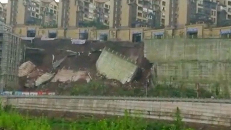 中国・四川省で、大雨の影響により道路が崩壊した