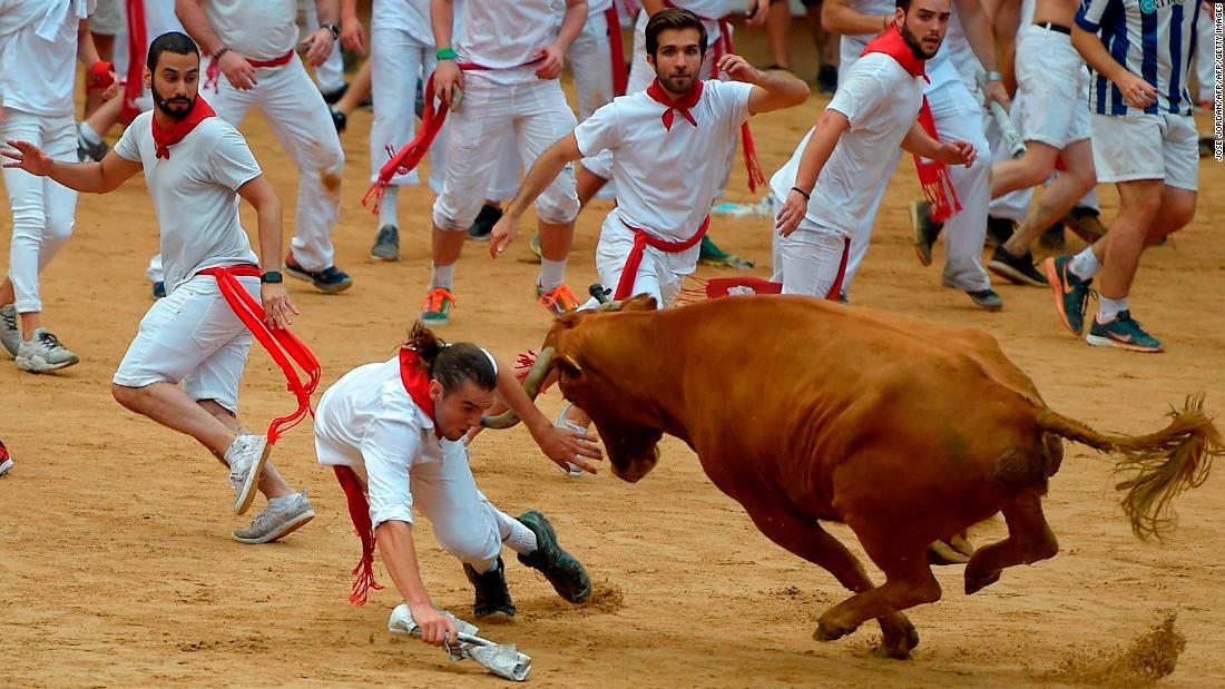 Cnn Co Jp 伝統の牛追い祭り開幕 ２日間で９人が負傷 スペイン