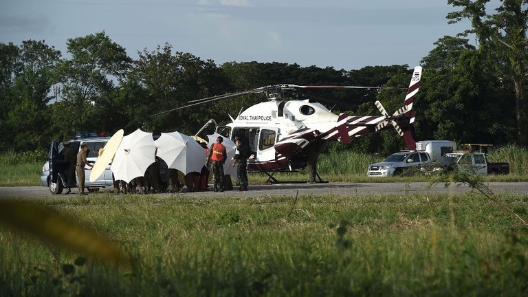 タイの洞窟からさらに少年４人が救出された＝Lillian Suwanrumpha/Getty Images