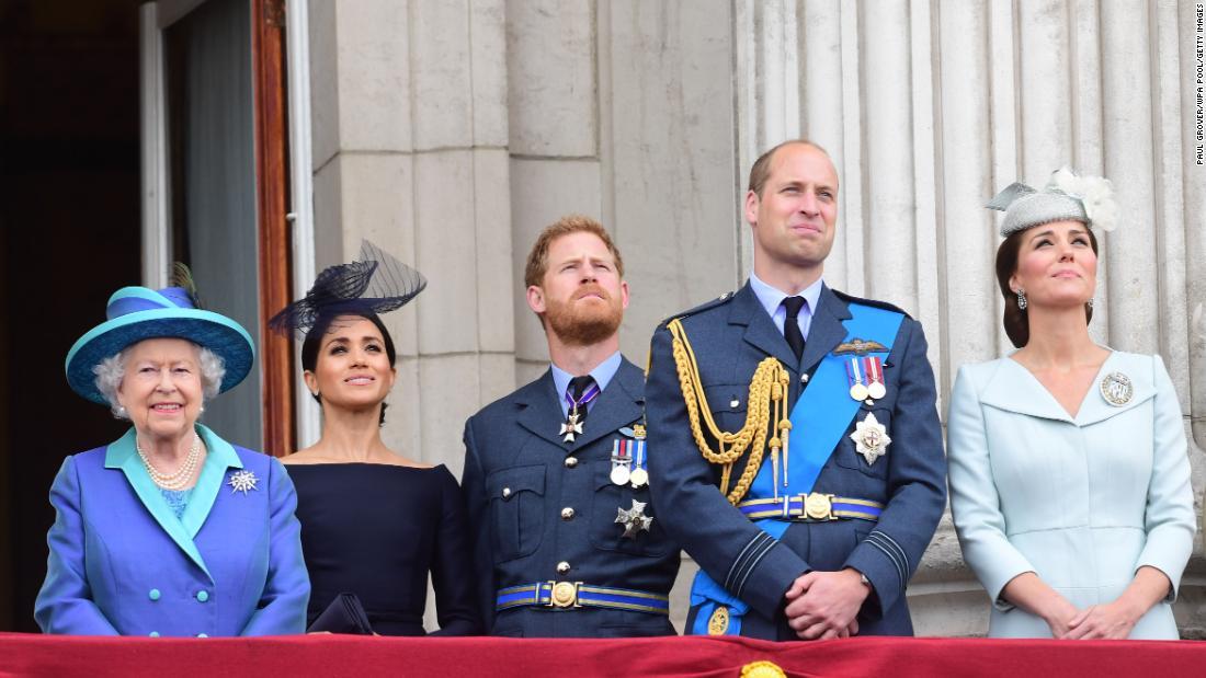 英エリザベス女王、王立空軍創設１００周年を祝う - CNN.co.jp