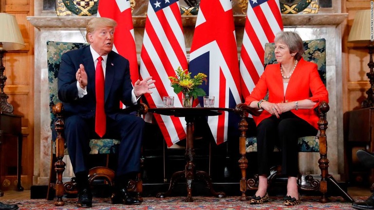 トランプ米大統領（左）とメイ英首相が会談/Pablo Martinez Monsivais/AP