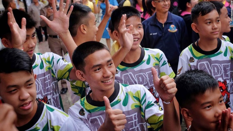 水があふれた洞窟から無事救出されたサッカーチームの少年らが会見/Linh Pham/Getty Images