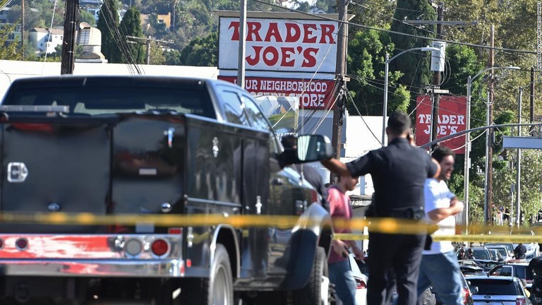 ロサンゼルスで立てこもりがあり、店内にいた１人が死亡した/ROBYN BECK/AFP/Getty Images