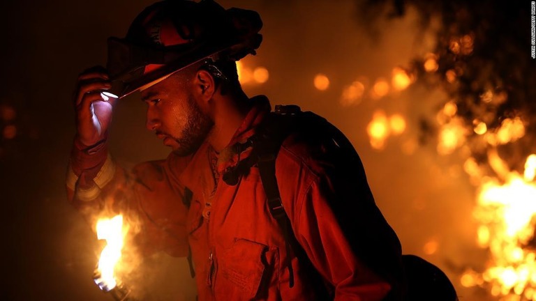 カリフォルニア州北部で山火事が発生し、消火作業が続いている/Justin Sullivan/Getty Images