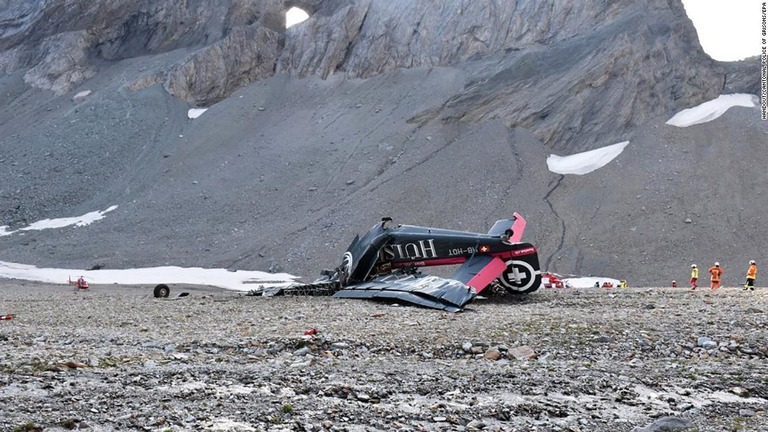 スイスで旧軍用機が墜落し、２０人が死亡した/Handout/CANTONAL POLICE OF GRISONS/EPA