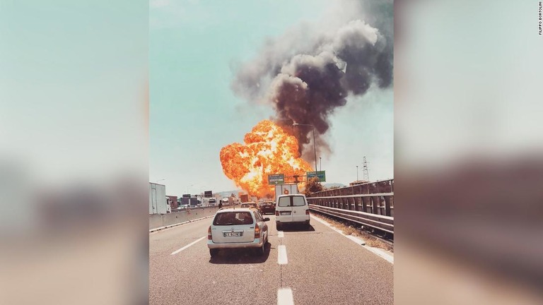 イタリア北部ボローニャの高速道路で、タンクローリーが爆発する事故が発生した/Filippo Bortolini