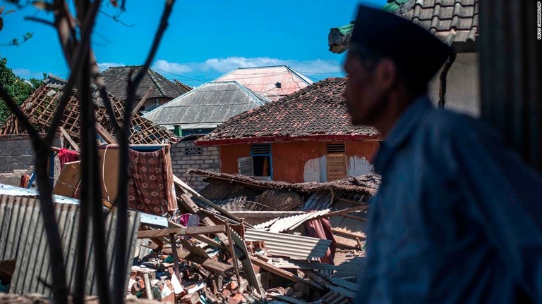 インドネシア地震の死者３４７人に達した/Fauzy Chaniago/AP