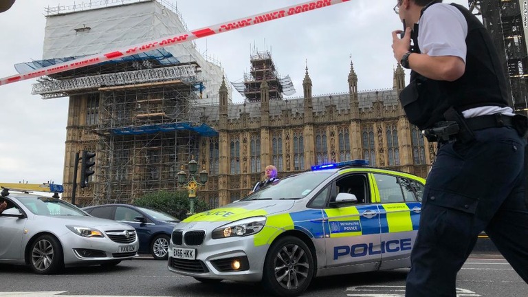 英議会前の車突入し、警察がテロとして捜査している/Sarah Tilotta for CNN