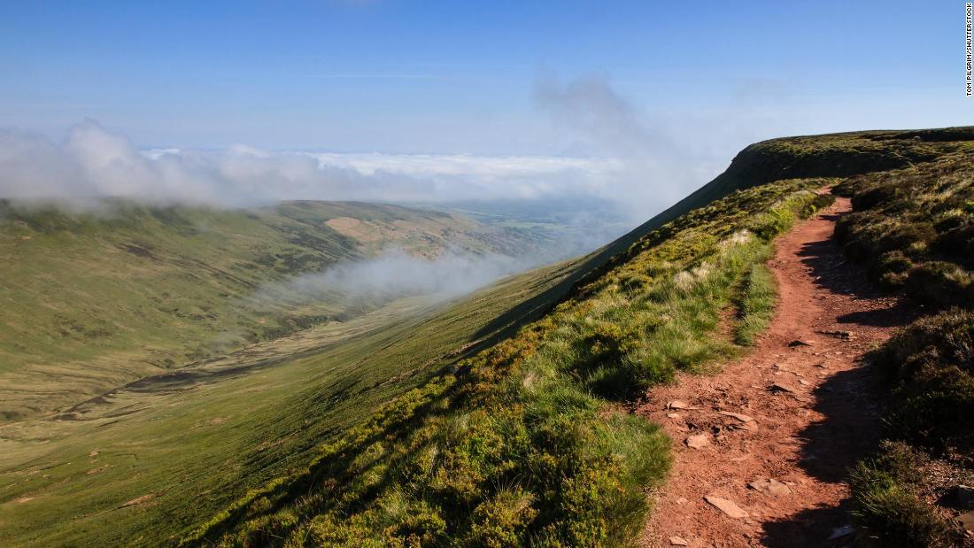 英ウェールズの山、精密な測量で「丘」に格下げ 標高差が足りず - CNN