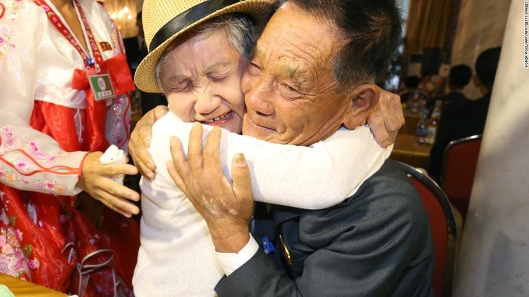 ６８年ぶりの再開を果たした９２歳のイ・グムソムさん（左）と７１歳の息子/KOREA POOL/AFP/AFP/Getty Images