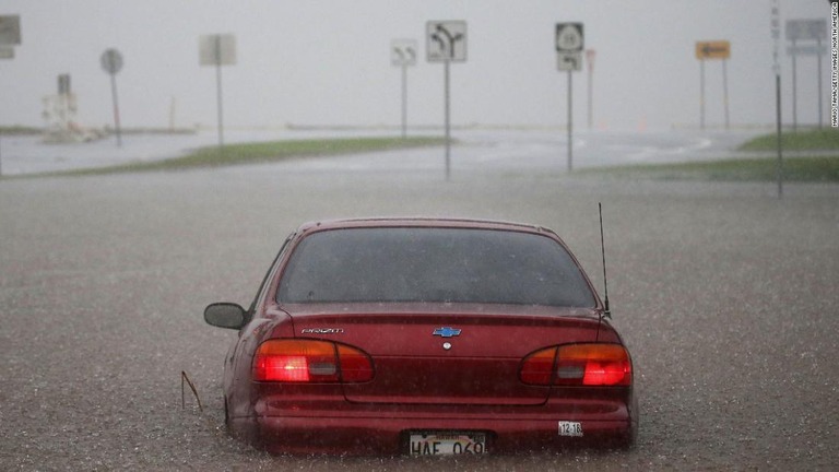 ハワイ島がハリケーンによる豪雨に見舞われ、車の一部が水没/Mario Tama/Getty Images North America