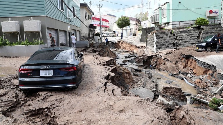 地震による液状化現象で道路やブロック塀が激しく損壊