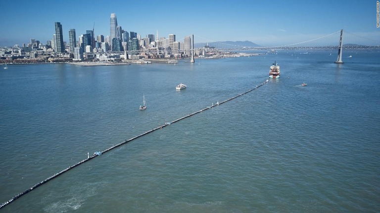 巨大なパイプ状の装置で太平洋のプラスチックごみを回収するプロジェクトが始動した/The Ocean Cleanup