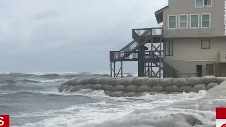 大型ハリケーン「フローレンス」は１３日、速度を落としつつ米東海岸に接近した/Courtesy Ben McMillan/WeatherNationTV