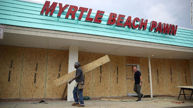 ハリケーン襲来に備える店舗＝１１日/Joe Raedle/Getty Images