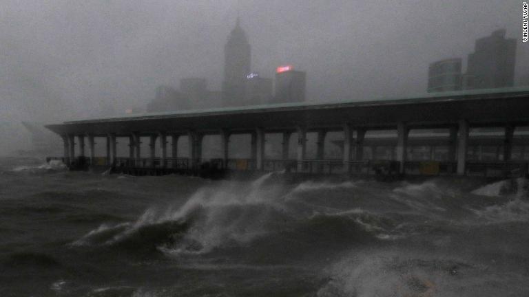 強風による波に洗われるビクトリア湾＝１６日、香港/Vincent Yu/AP