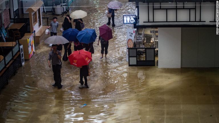 冠水した香港のショッピングモール/Philip Fong/AFP/Getty Images