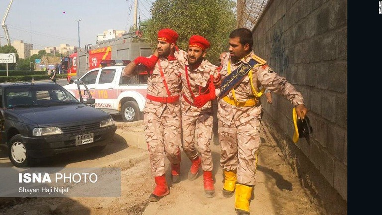 イラン南西部アフワズで行われた軍事パレードが襲撃を受けて、２９人が死亡した/ISNA/ISNA