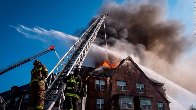 高齢者住宅で消火作業に当たる消防隊＝１９日、ワシントン/Jabin Botsford/The Washington Post/Getty Images