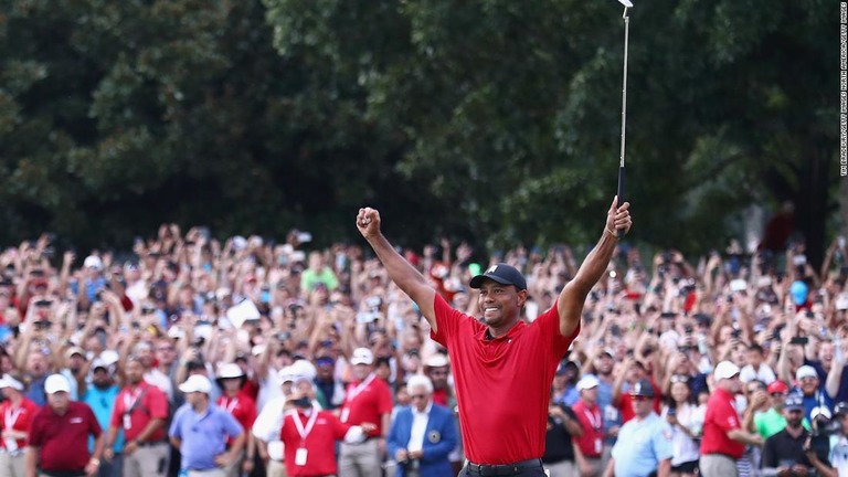 ５年ぶりの優勝を果たしたタイガー・ウッズ/Tim Bradbury/Getty Images North America/Getty Images