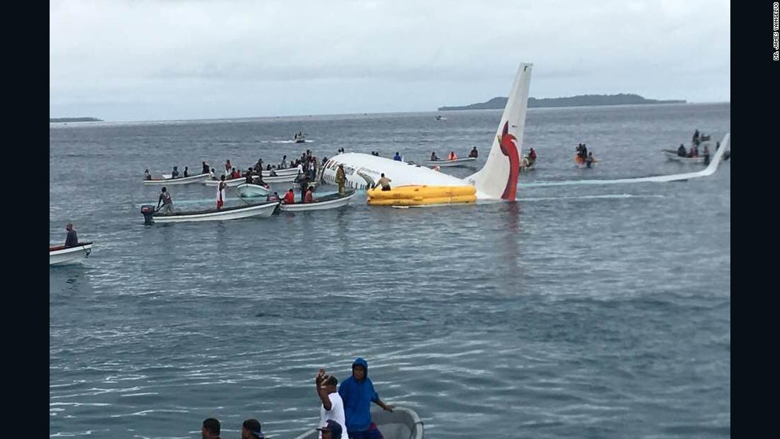 Cnn Co Jp 旅客機が着陸失敗 乗員乗客４７人全員救出 ミクロネシア