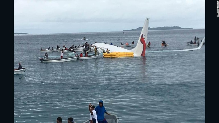 ニューギニア航空の旅客機が滑走路手前の海上に不時着/Dr. James Yaingeluo