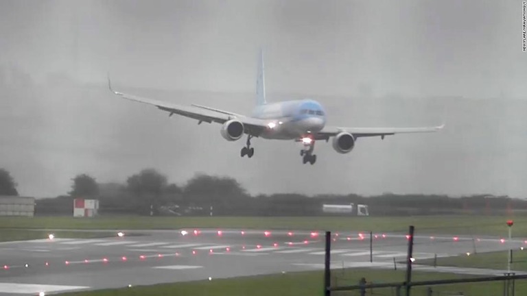 横向きで滑走路に進入 強風のなか着陸成功 英空港 Cnn Co Jp