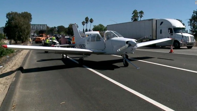 米カリフォルニア州の幹線道路に軽飛行機が緊急着陸/KSWB